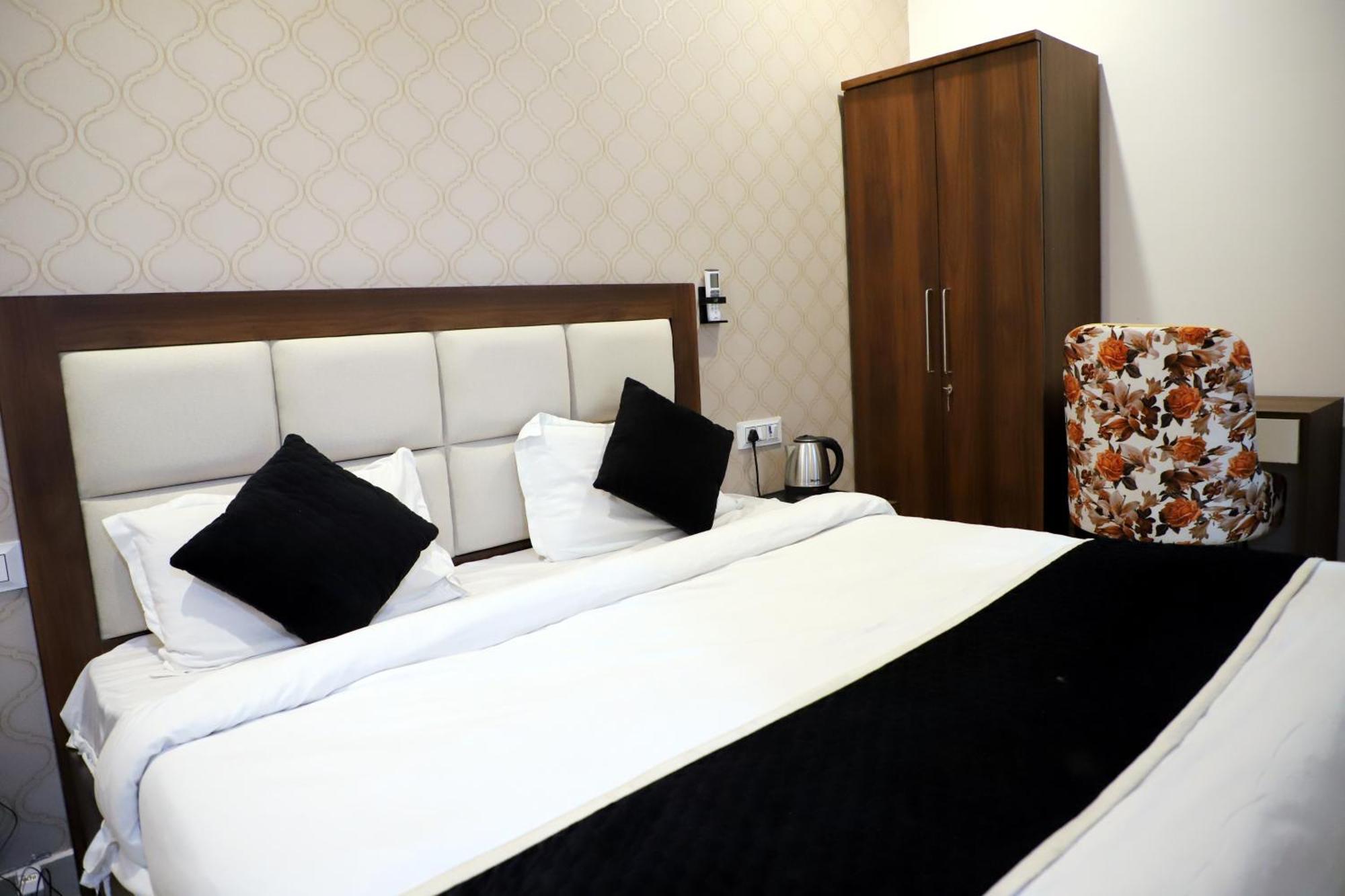 Royal Park Inn Greater Noida Exteriör bild